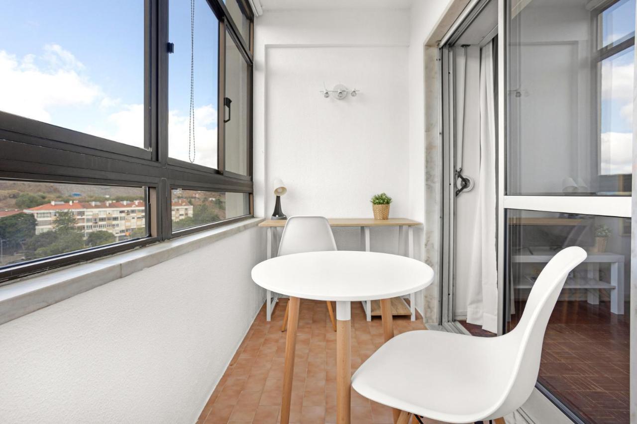 Wonderful Shared Apartment In Alfornelos - Near Metro! Lisboa Eksteriør billede