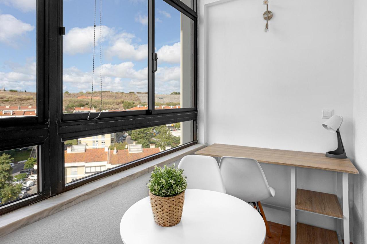 Wonderful Shared Apartment In Alfornelos - Near Metro! Lisboa Eksteriør billede