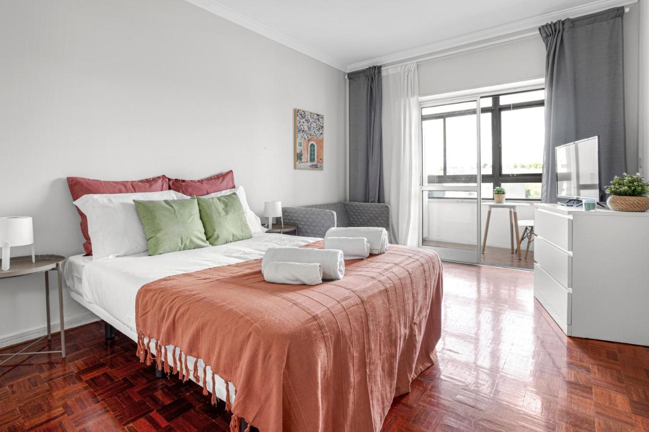 Wonderful Shared Apartment In Alfornelos - Near Metro! Lisboa Eksteriør billede