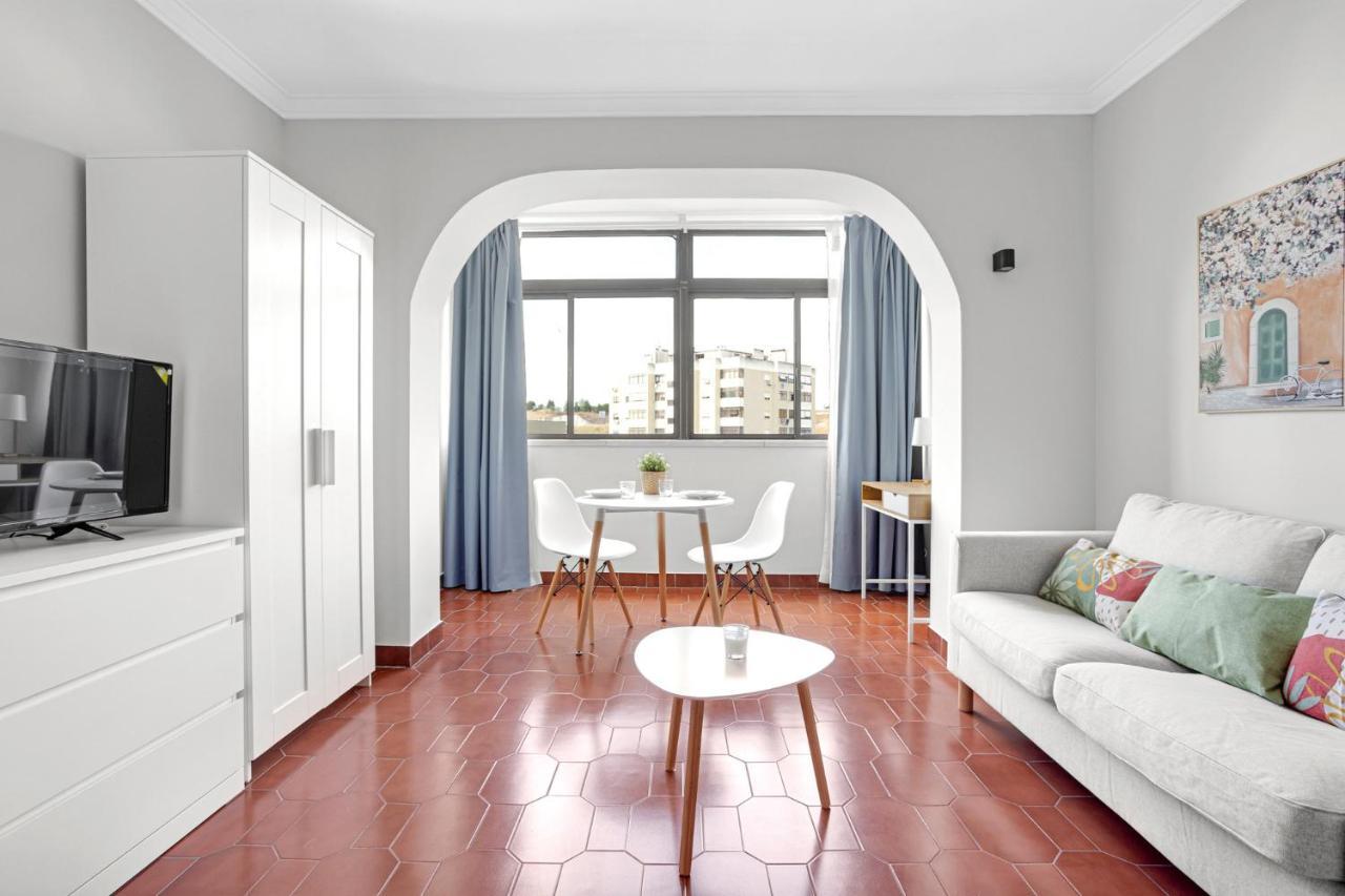 Wonderful Shared Apartment In Alfornelos - Near Metro! Lisboa Eksteriør billede